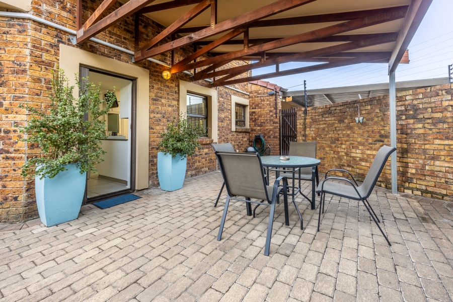 6 Bedroom Property for Sale in Eversdal Western Cape